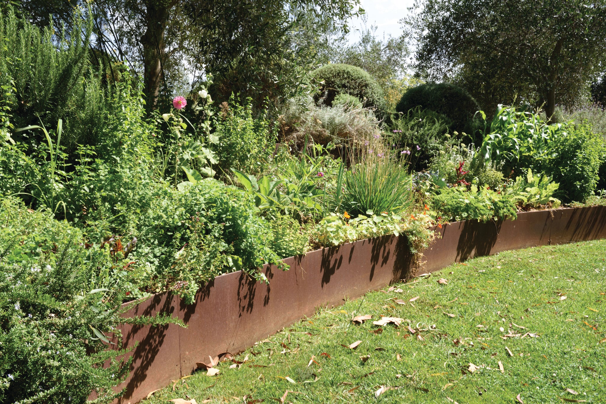 FormBoss Metal Garden Edging & Stakes